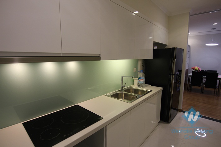 Beautiful and clean apartment for rent in Vinhomes Nguyen Chi Thanh, Dong Da, Ha Noi